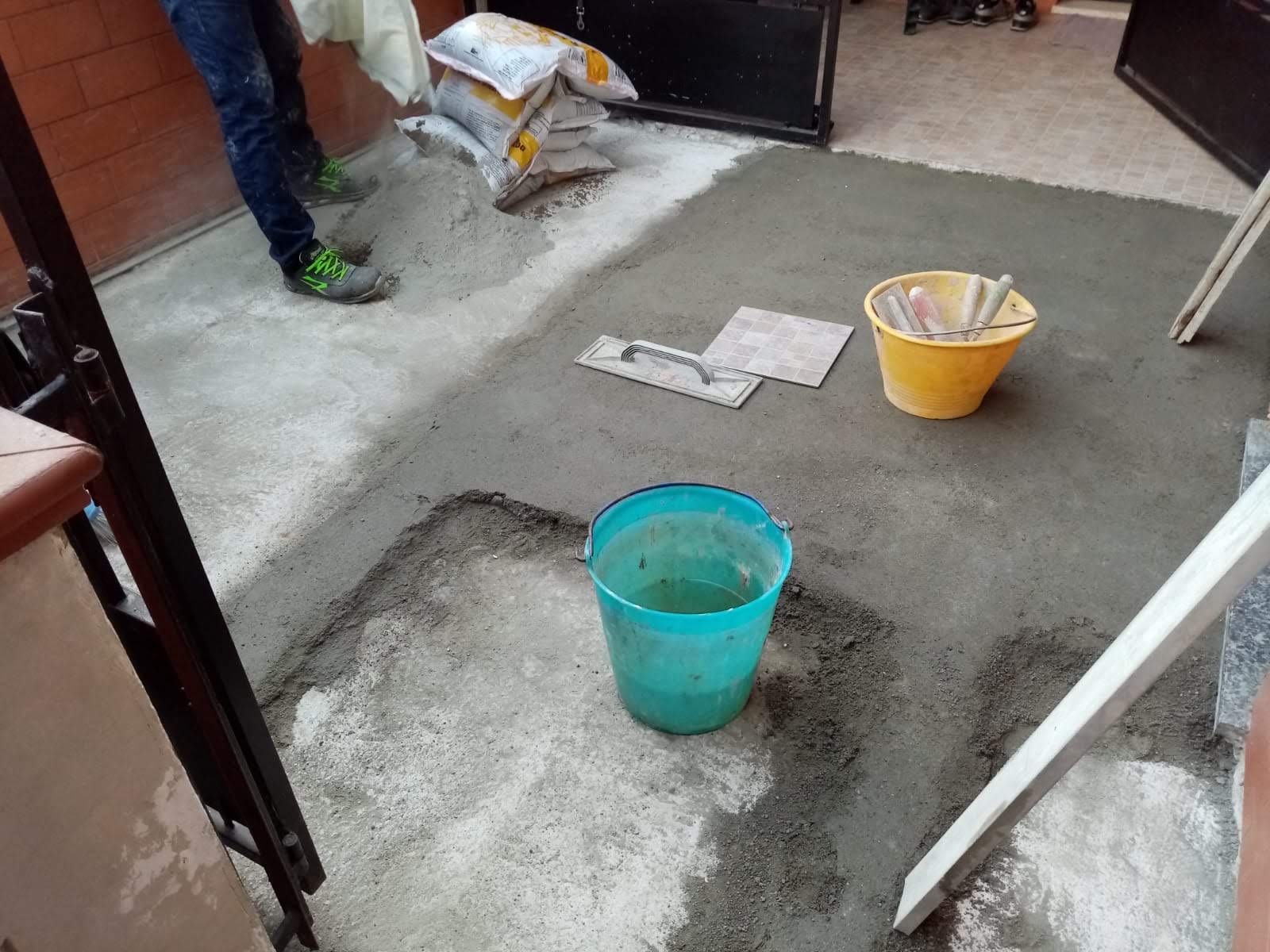 Preparazione fondo cortile prima della posa