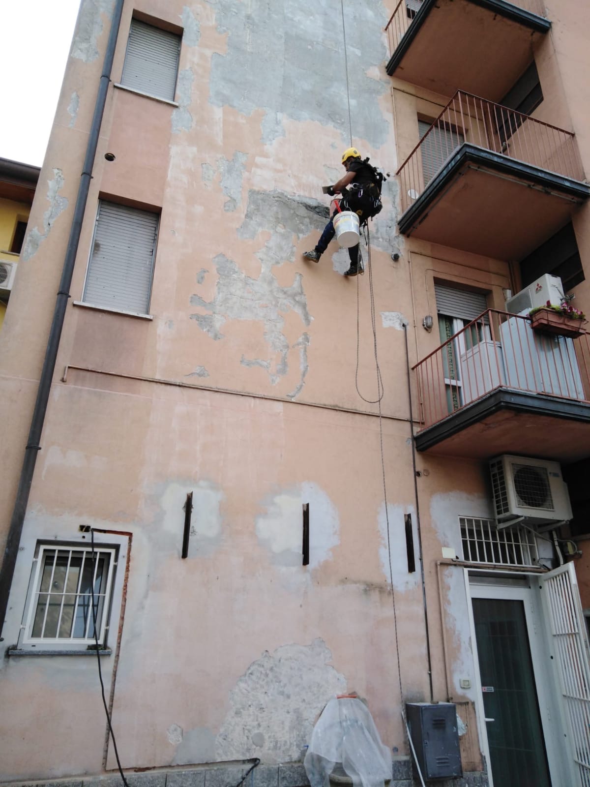 Facciata condominiale ammalorata