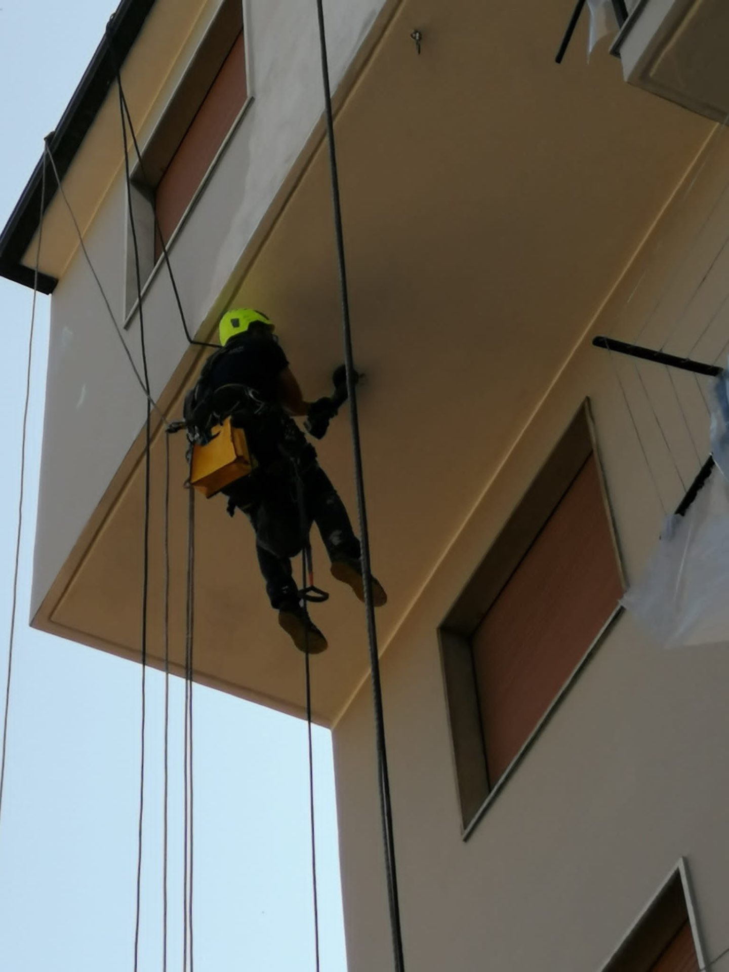 Manutenzione facciata su corda